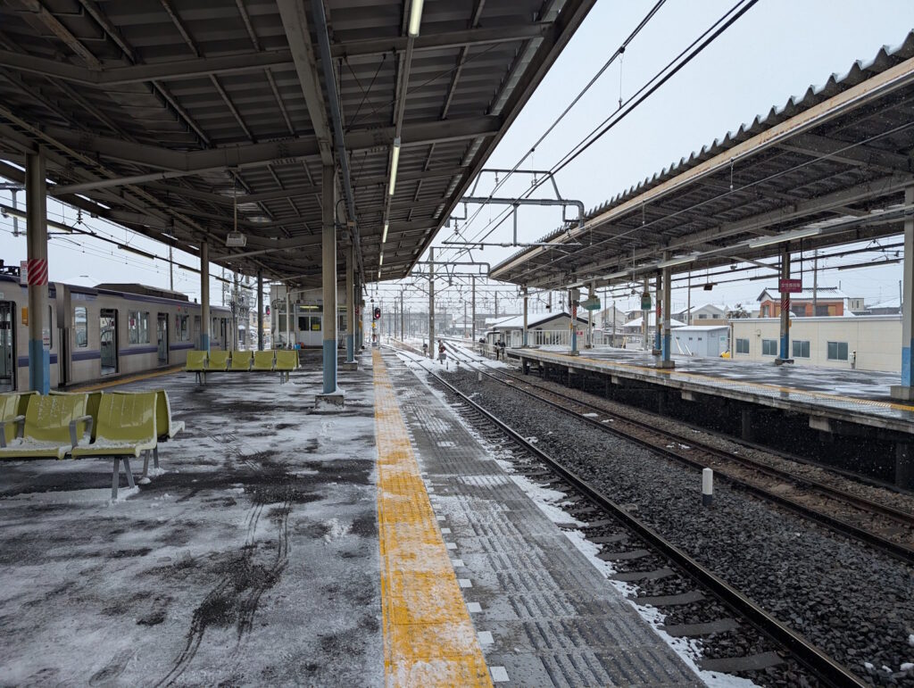 雪だらけの駅のホーム