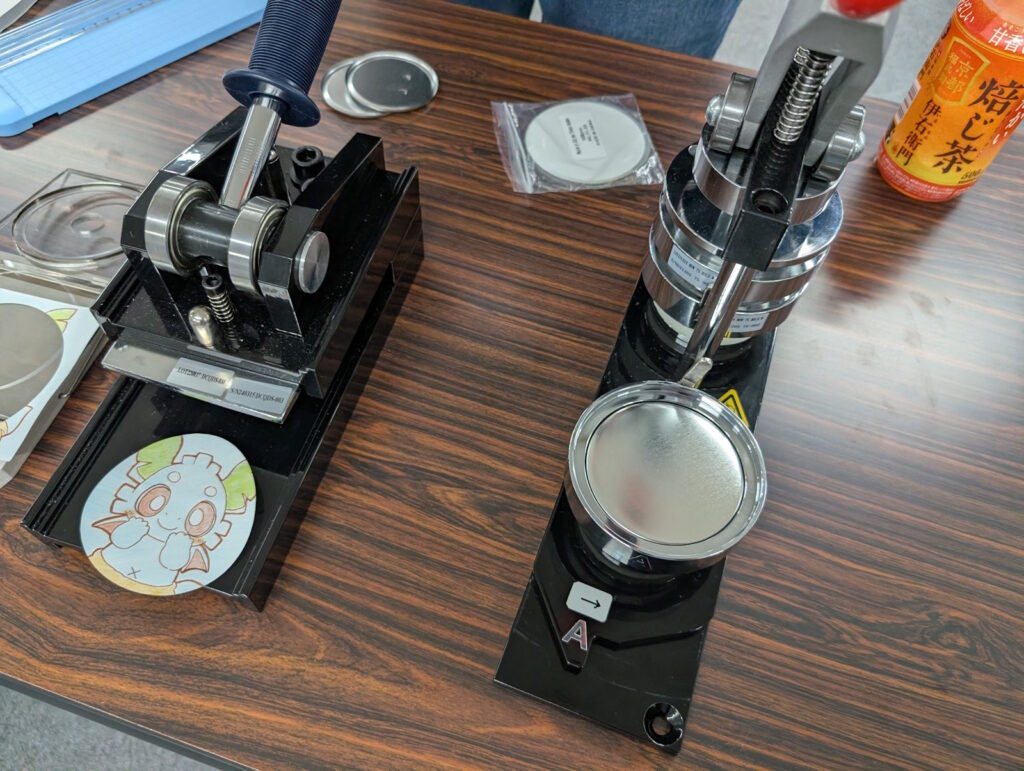 ガチャコン！と缶バッジを作る機械