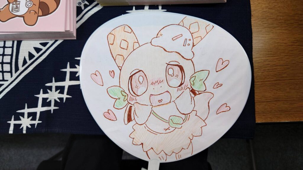うちわに描かれたメロメロバニラくん