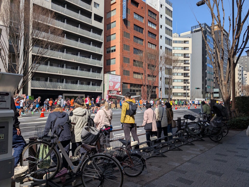東京マラソンの走者に夢中な人たち