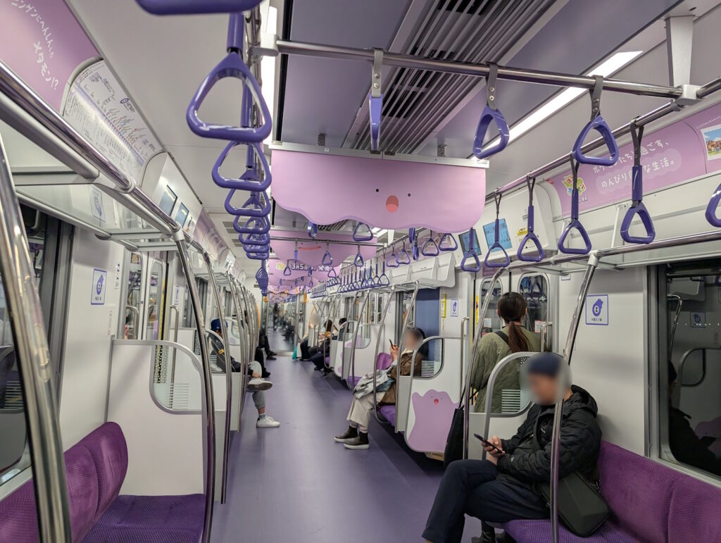 メタモンコラボ電車の車内