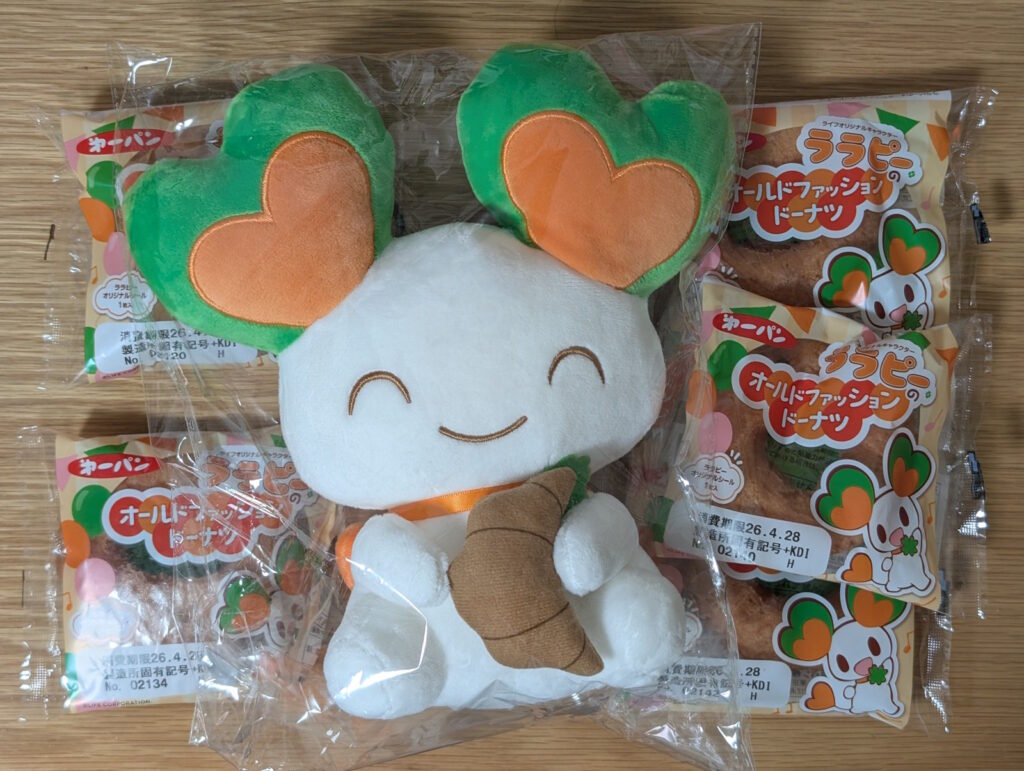 ララピーのぬいぐるみとオールドファッションドーナツ