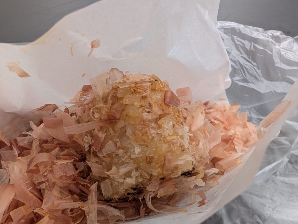 かつお節が沢山散りばめられた焼きおにぎり