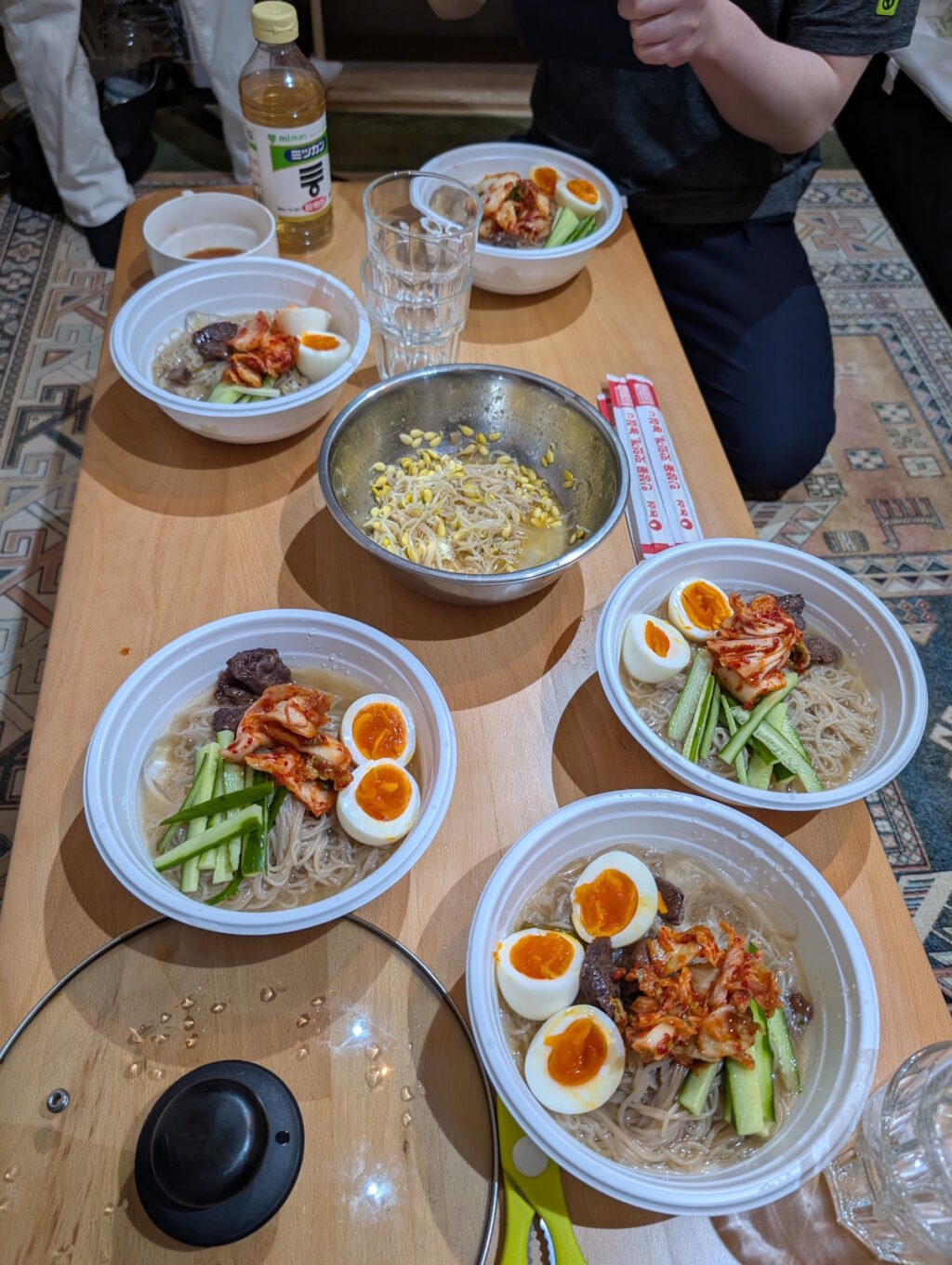 人数分並べられた冷麺