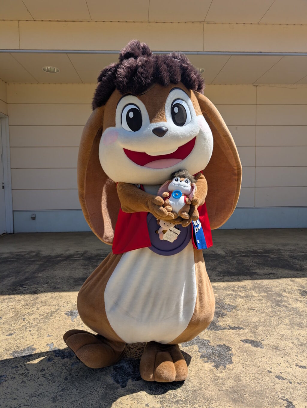 自分のぬいぐるみを持つピッピくん