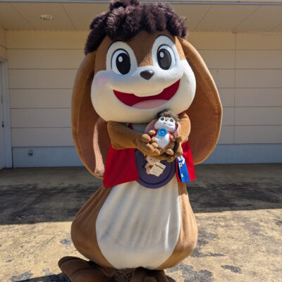 自分のぬいぐるみを持つピッピくん