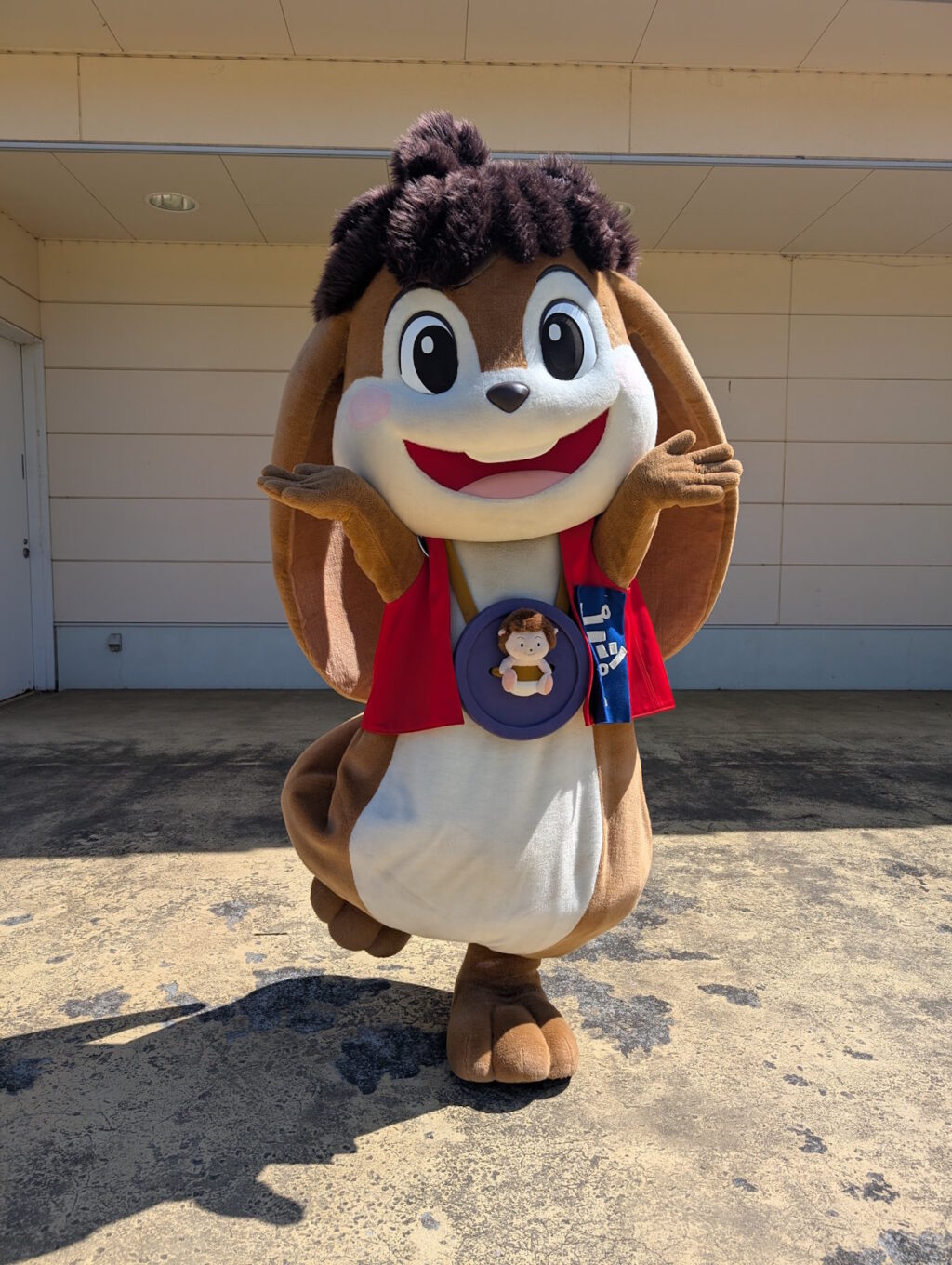 両手を挙げるピッピくん