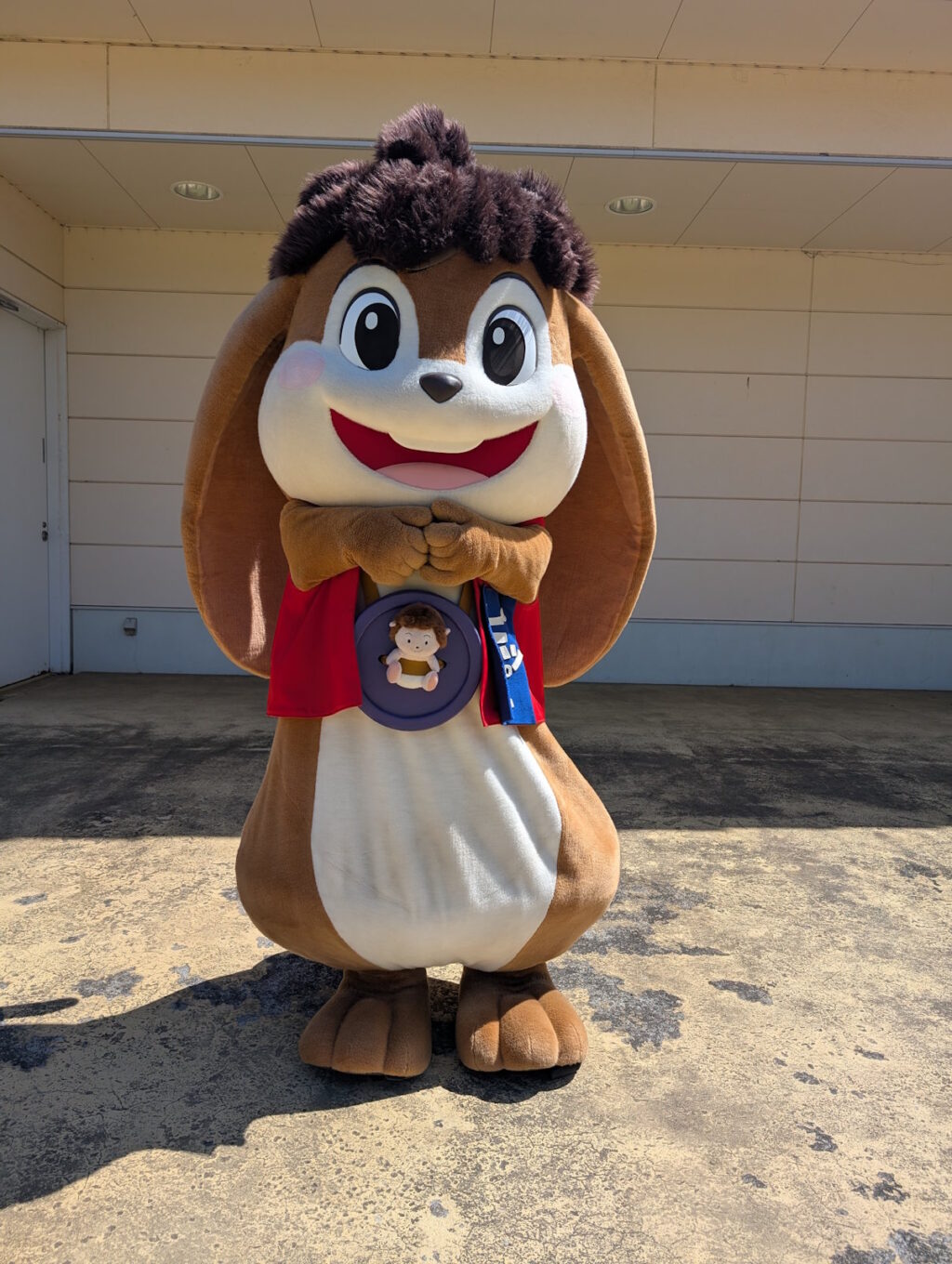 両手を握るピッピくん