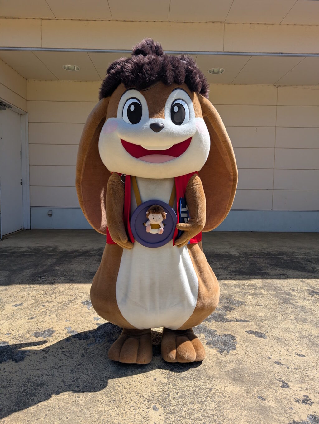 大きなボタンを自慢していそうなピッピくん
