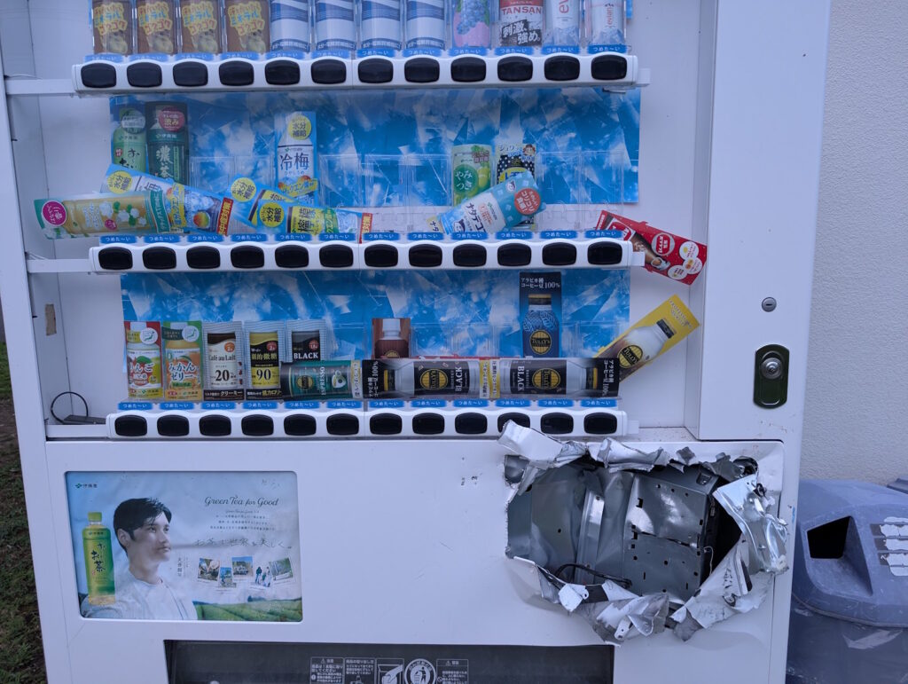 破壊されたナタデココ ヨーグルト味が買える自販機