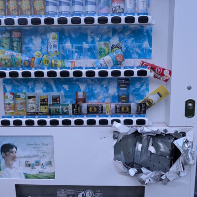 破壊されたナタデココ ヨーグルト味が買える自販機