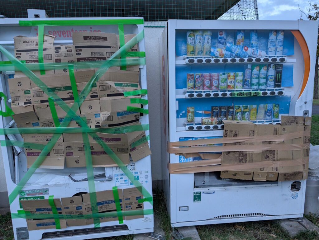 破壊されたアイスとかが買える自販機たち