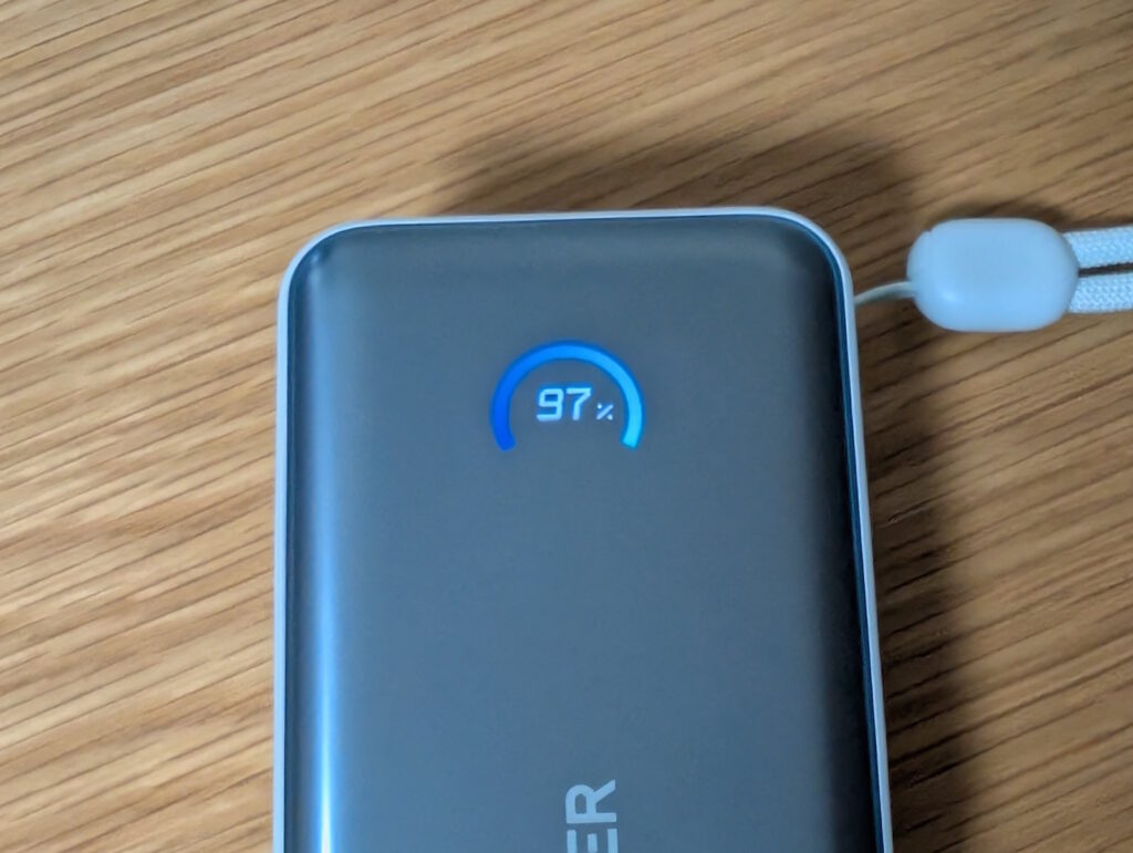 最近のモバイルバッテリーは液晶モニタで教えてくれる