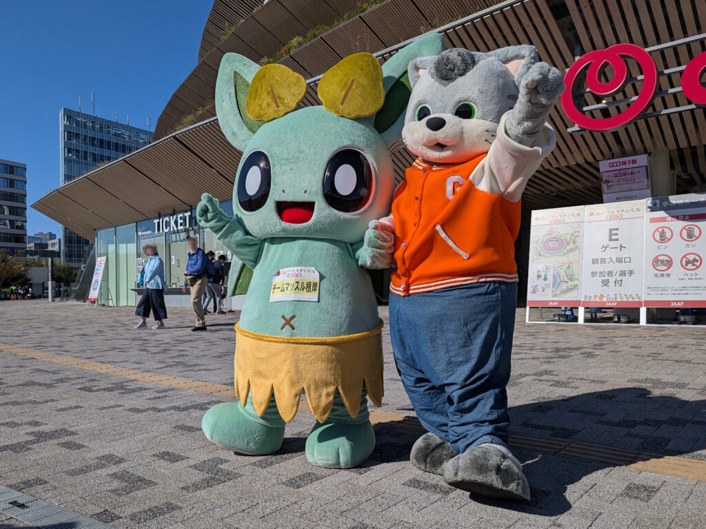 屋外でのグラくんとのツーショット